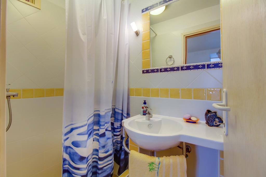 Apartment Neno - Terrace & Parking Veli Lošinj Екстериор снимка